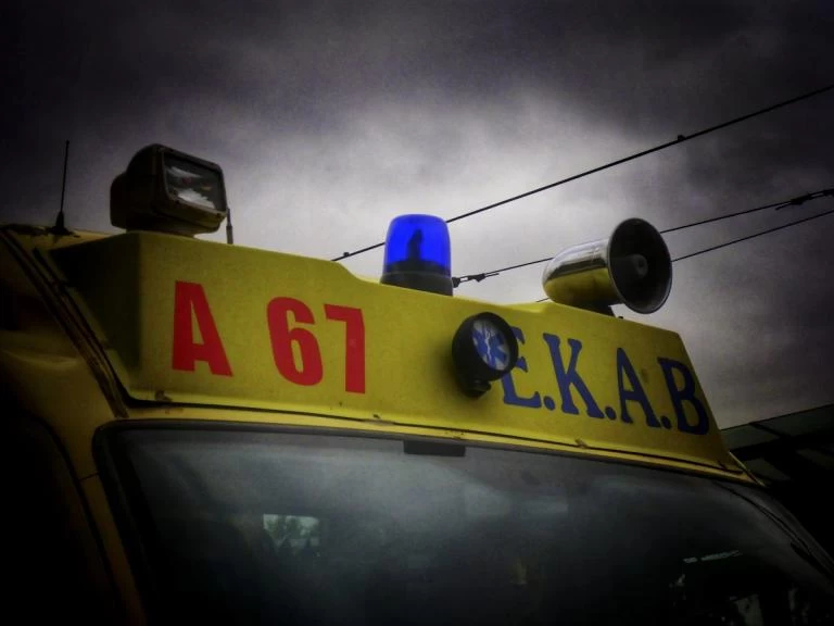 Φορτηγό έπεσε σε χαράδρα στην ορεινή Καρδίτσα – Νεκρός ο οδηγός